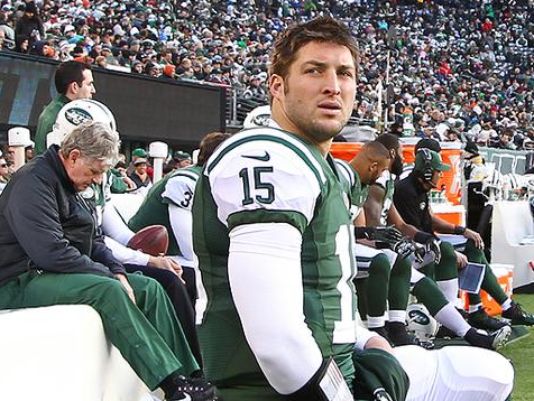 Tim Tebow signs with the Philadelphia Eagles