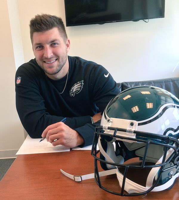 Tim Tebow officially signs one-year contract with Eagles