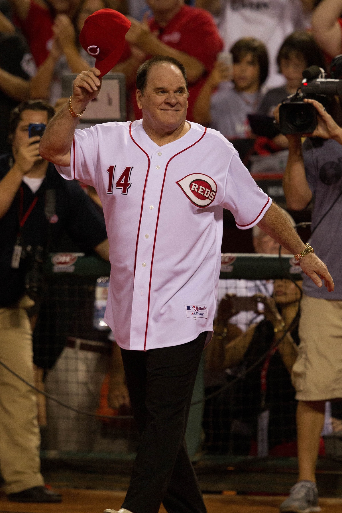 ESPN says it obtained notebook showing Pete Rose bet on Reds games