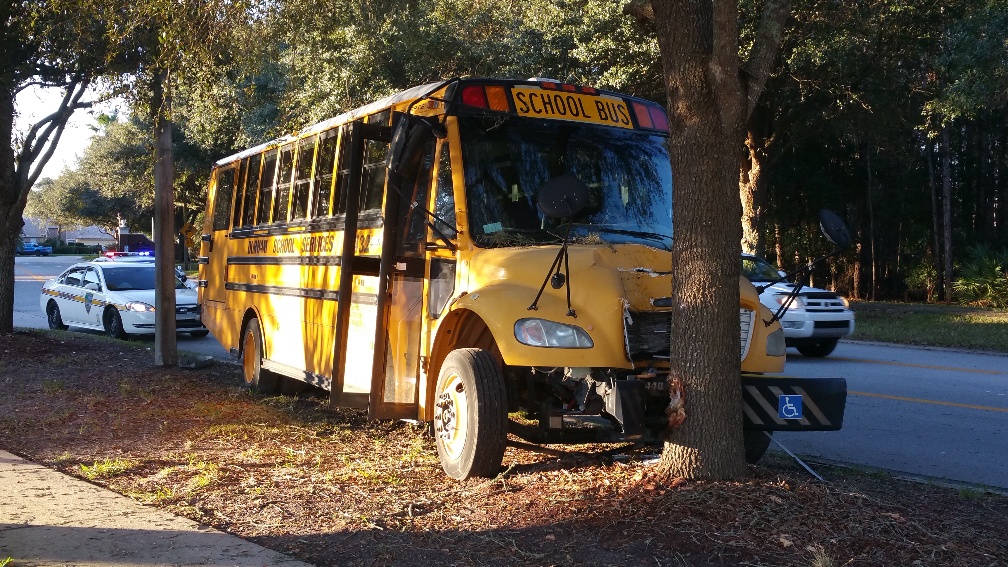 Officials School bus crashes into tree in Baymeadows, no students hurt