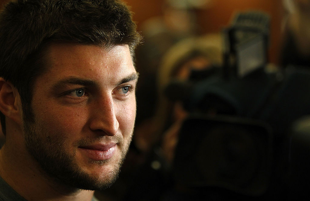 Tim Tebow Helps Passengers During On-Flight Medical Emergency