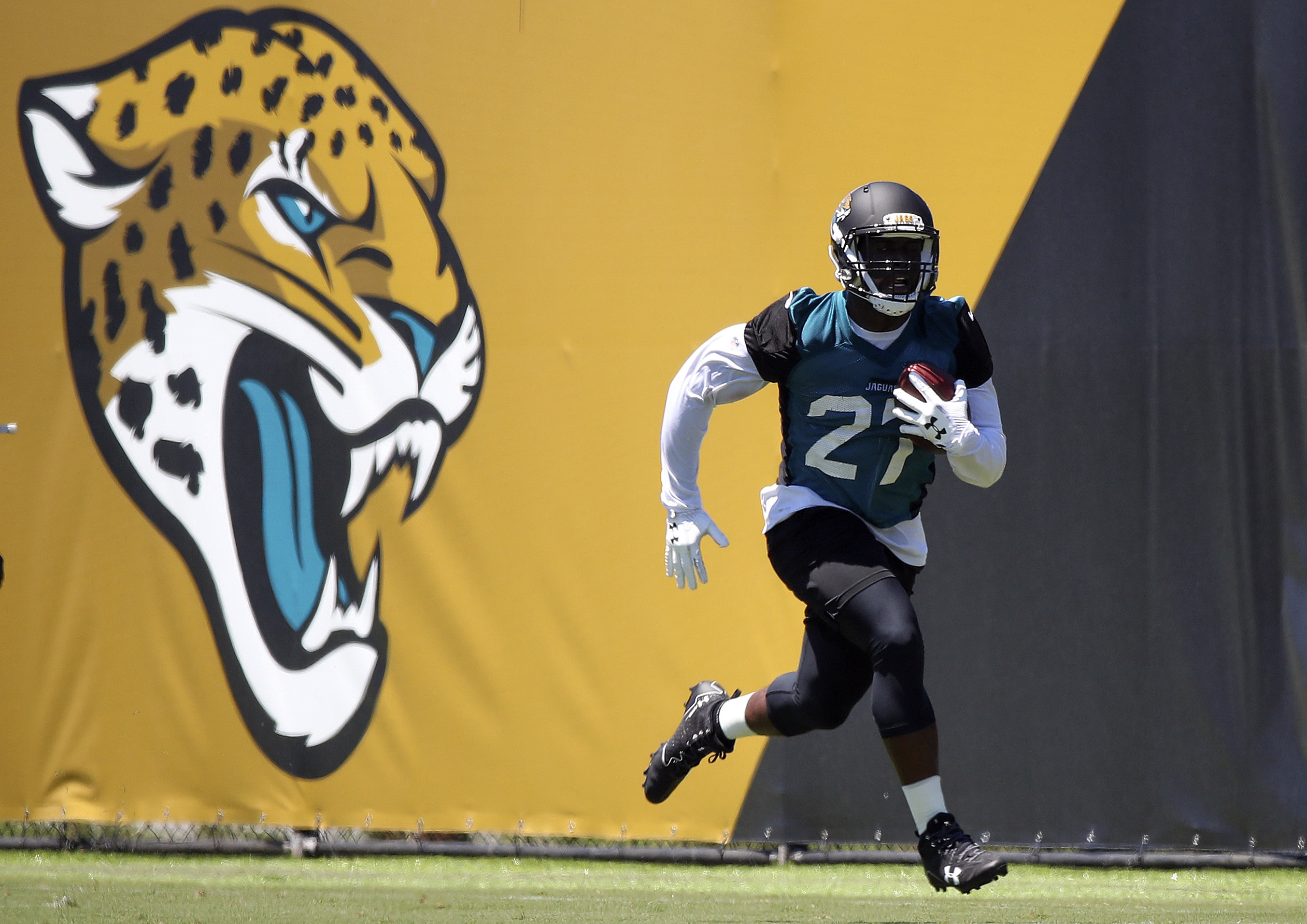 Keenan McCardell of the Jacksonville Jaguars starts to run during the  News Photo - Getty Images