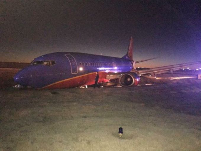 Jacksonville travelers aboard plane that rolled off Nashville taxiway ...